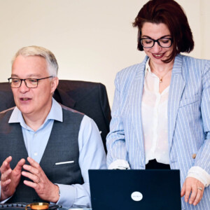 Isolina BOUDI et Lionel GUÉRIN, consultants Learn2Fly RH, collaborent autour d'un ordinateur portable dans leur bureau de cabinet de recrutement.